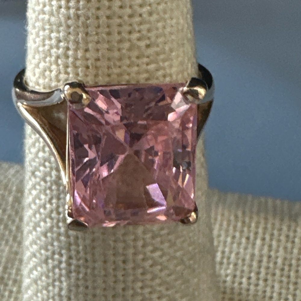 Elegant Pink Gemstone Ring - Picture 3 of 14